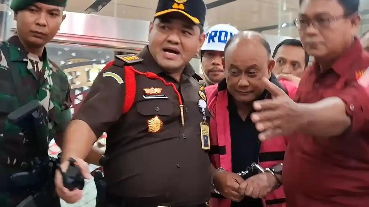 2026-06-03-Dadan-Hindayana-keluar-dari-gedung-Jampidsus.jpg