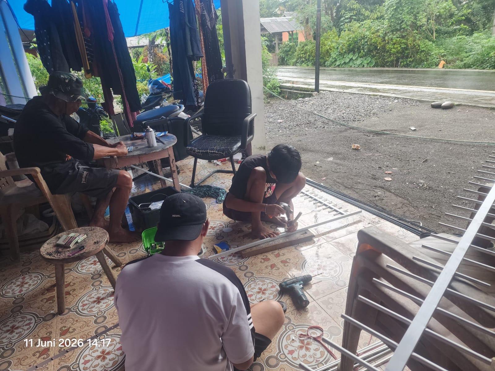 2026-06-16-KaryawanIlman-Ismail-Syam-sedang-buat-antena-UHF.jpg