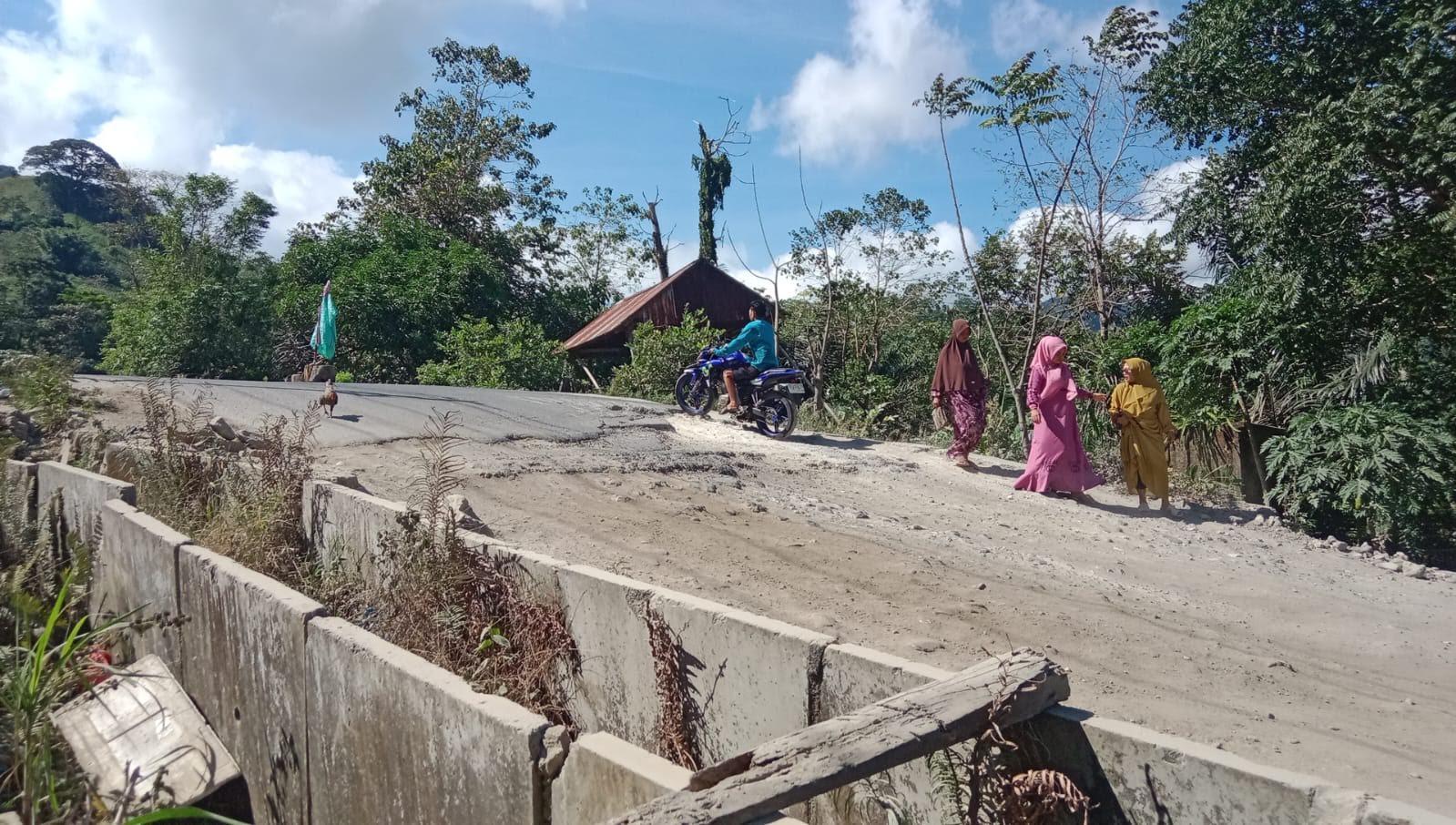 Jalan Provinsi 21 Km dari Kantor Bupati Barru Rusak Parah, Warga Berulangkai Patungan Perbaiki Jalan - Tribun-timur.com