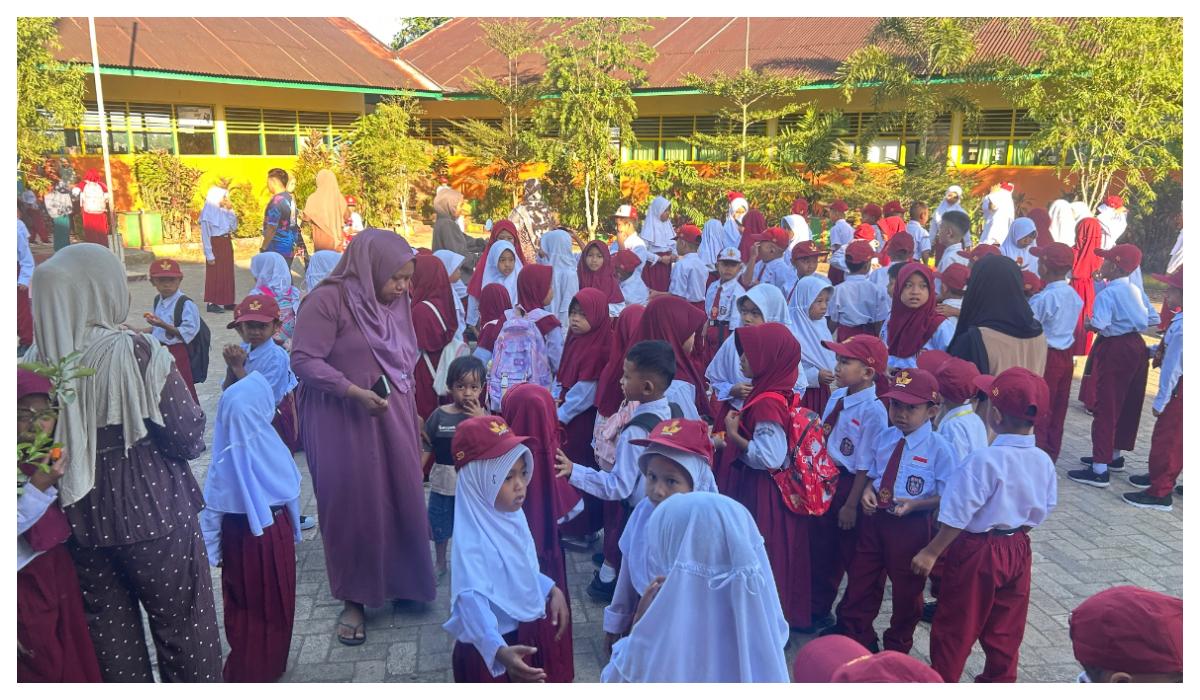 Hari Pertama Masuk SD, Emak-emak di Maros Rela Datang Pagi Demi Bangku Favorit Anak - Tribun-timur.com