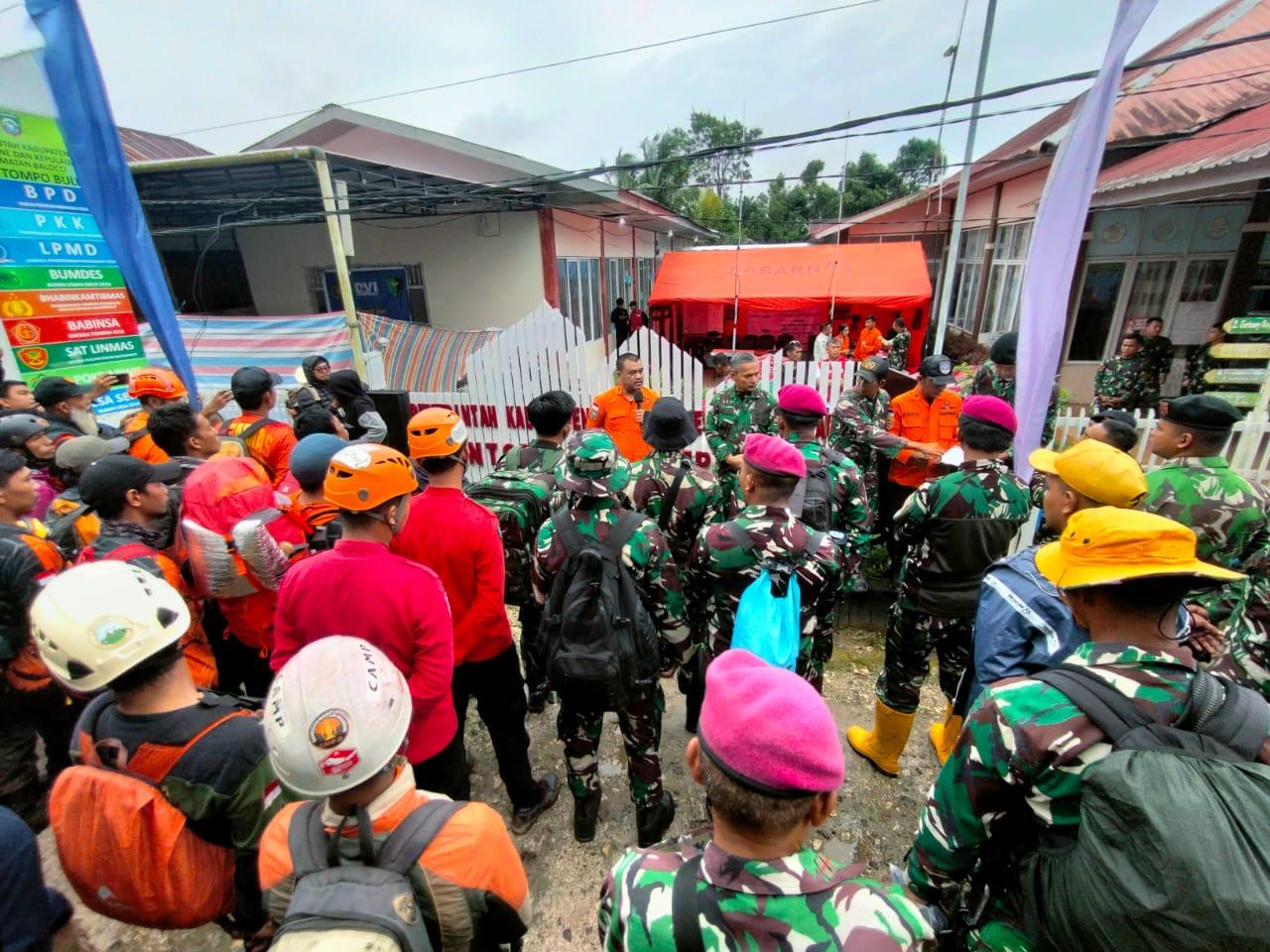20260119-tim-apel-evakuasi-korban-ke-gunung.jpg