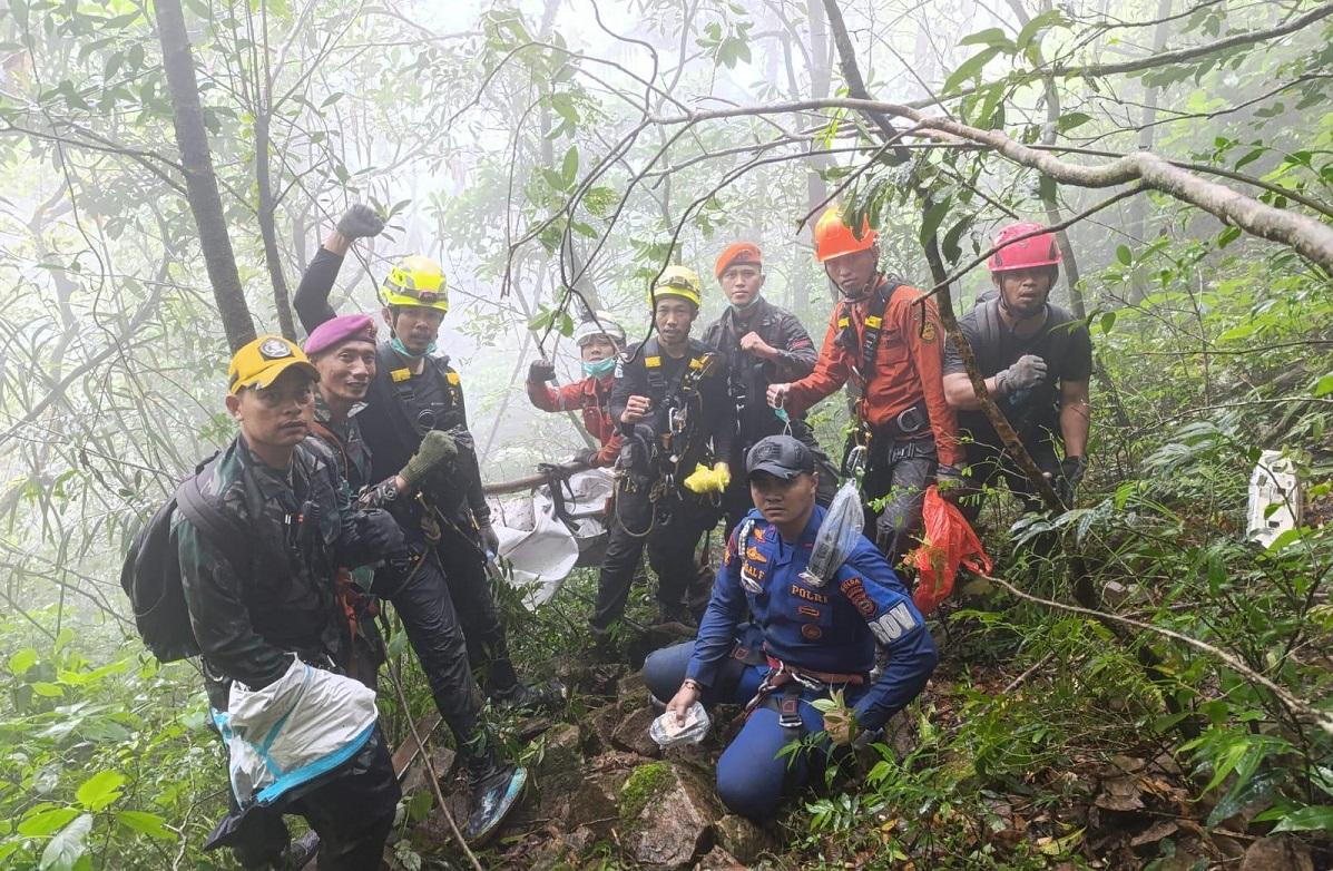 20260120-Jenazah-Korban-Perempuan-Pesawat-ATR-42-500-Dievakuasi-ke-Puncak-Bulusaraung.jpg