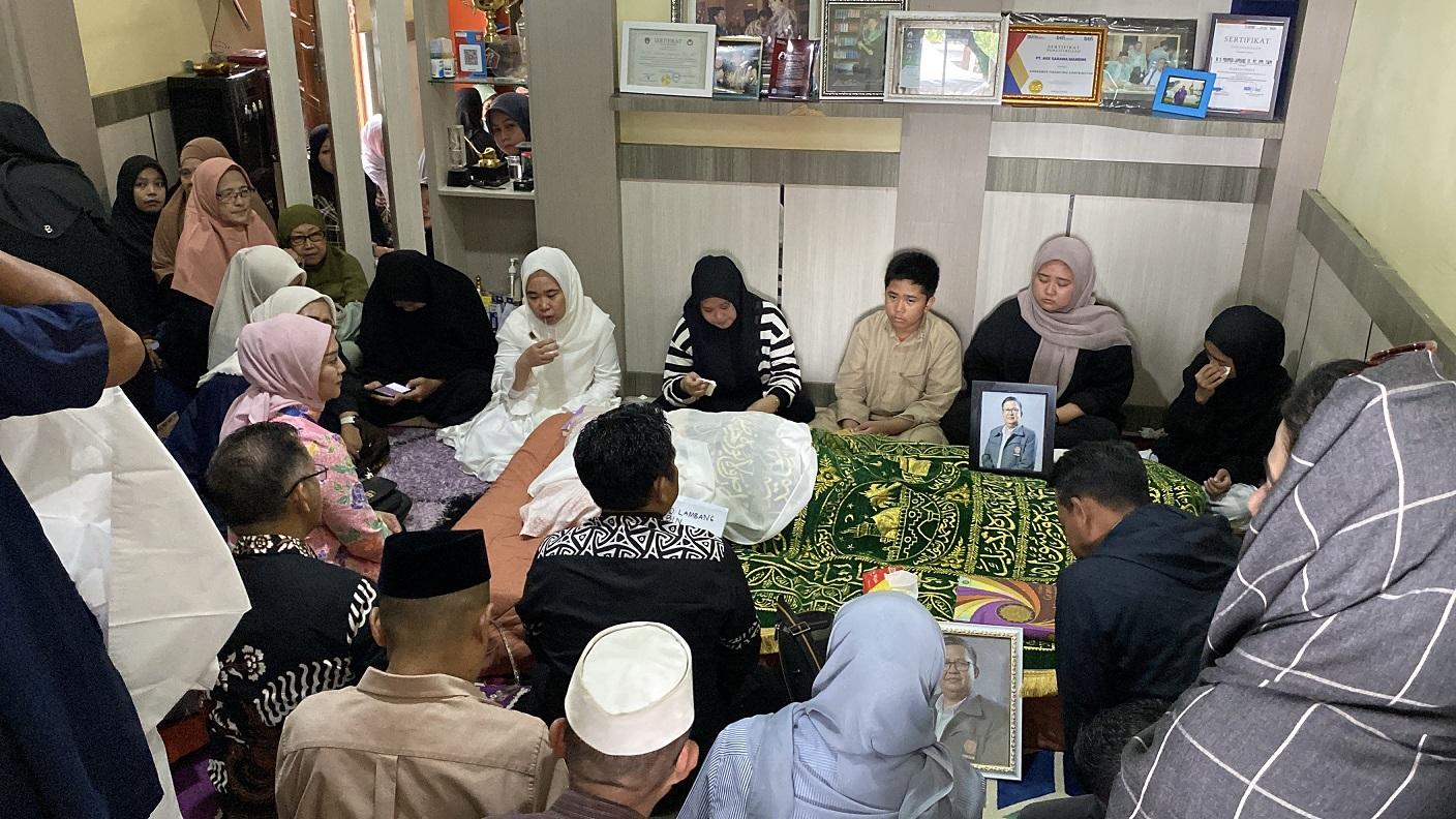 Keluarga dan Sahabat Padati Rumah Duka Almarhum Mahmud Lambang di Jalan Bakti Makassar
