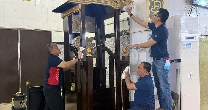 Sambut Ramadan, Karyawan dan GM Hotel PHI Group Bersih-bersih Masjid di Makassar