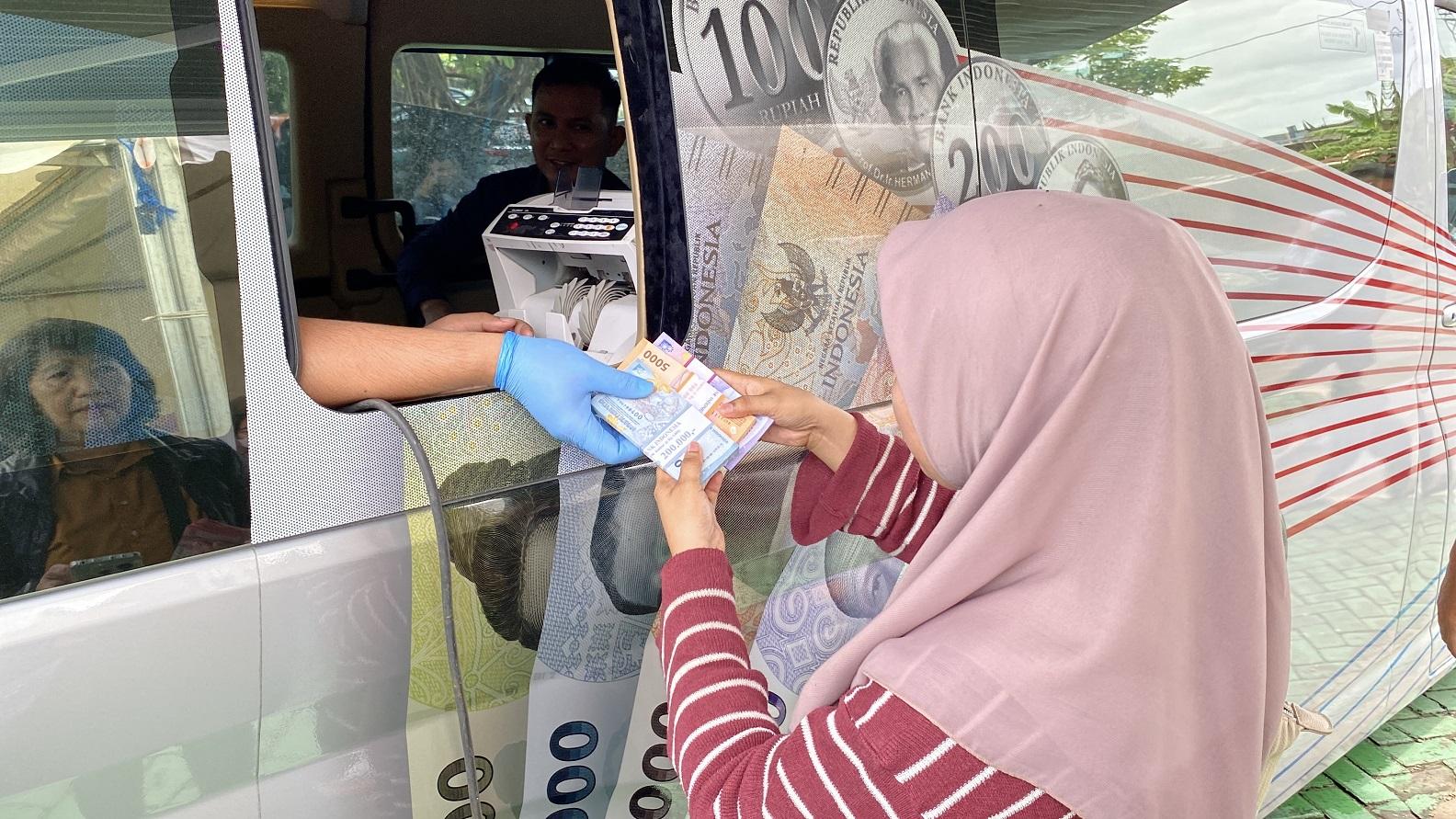 300 Orang Antre Tukar Uang Baru di Masjid Hj Sitti Mang Makassar Milik Ustaz Das'ad Latif