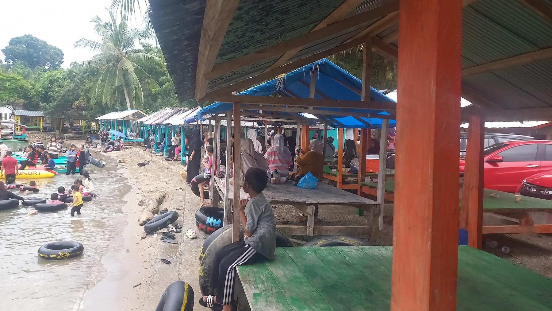Hamparan Pasir Putih danTebing Cantik Pantai Pannori Jadi Magnet Wisatawan