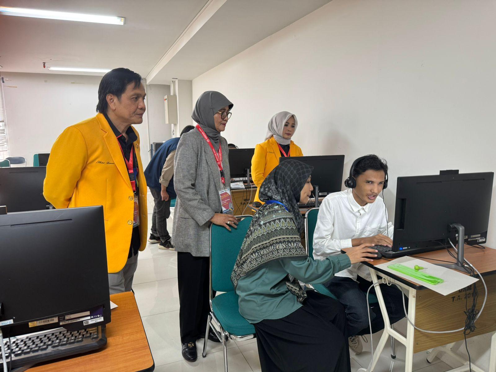 20260423-Prof-Farida-dampingi-peserta-disabilitas-3.jpg