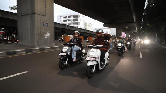 20260430-perempuan-berkendara-menggunakan-motor-Honda-Scoopy.jpg