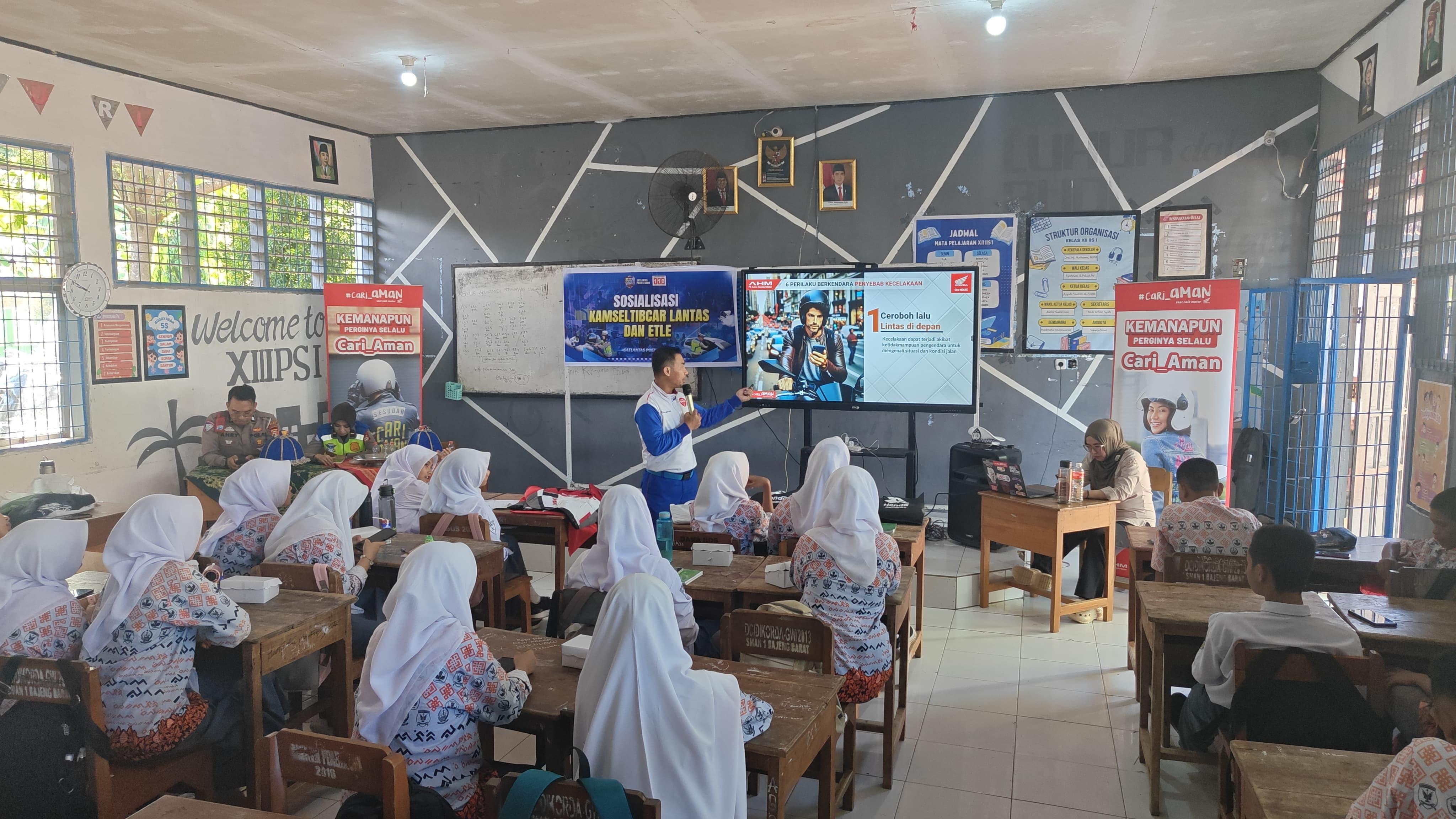 20260507-Edukasi-safety-riding-Asmo-Sulsel-di-SMAN-19-Gowa.jpg