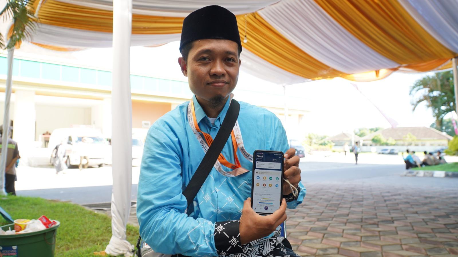 20260508-Jamaah-Haji-Indonesia-memperlihatkan-tampilan-BPKH-Apps.jpg
