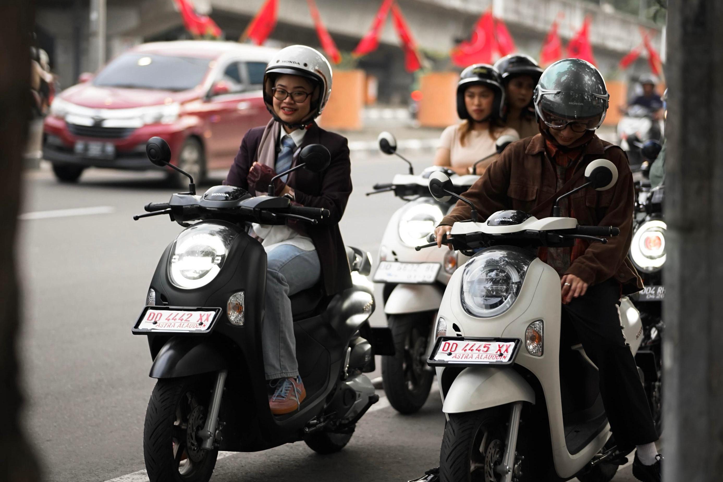 20260511-perempuan-mengendarai-motor-Honda-Scoopy.jpg