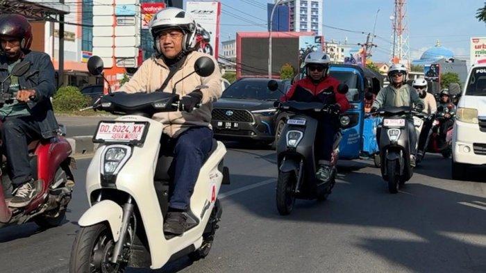 20260604-pemotor-mengendarai-sepeda-listrik-Honda-EM1-e.jpg