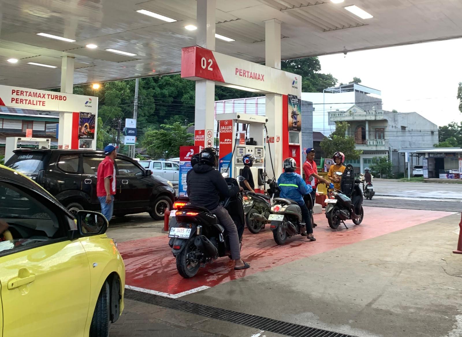 20260612-Potret-aktivitas-warga-Wajo-isi-BBM.jpg