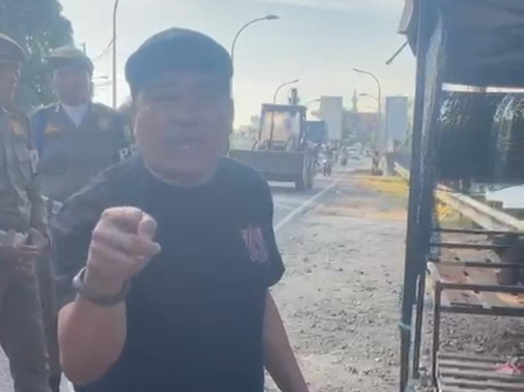 Viral Anggota DPRD Parepare Pasang Badan saat Satpol PP Gusur Pedagang - Tribun-timur.com