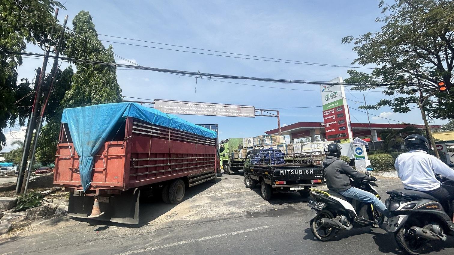 Antrean Truk di SPBU Maros Bikin Jalan Trans Sulawesi Tersendat, Warga: Hampir Tiap Hari Macet - Tribun-timur.com