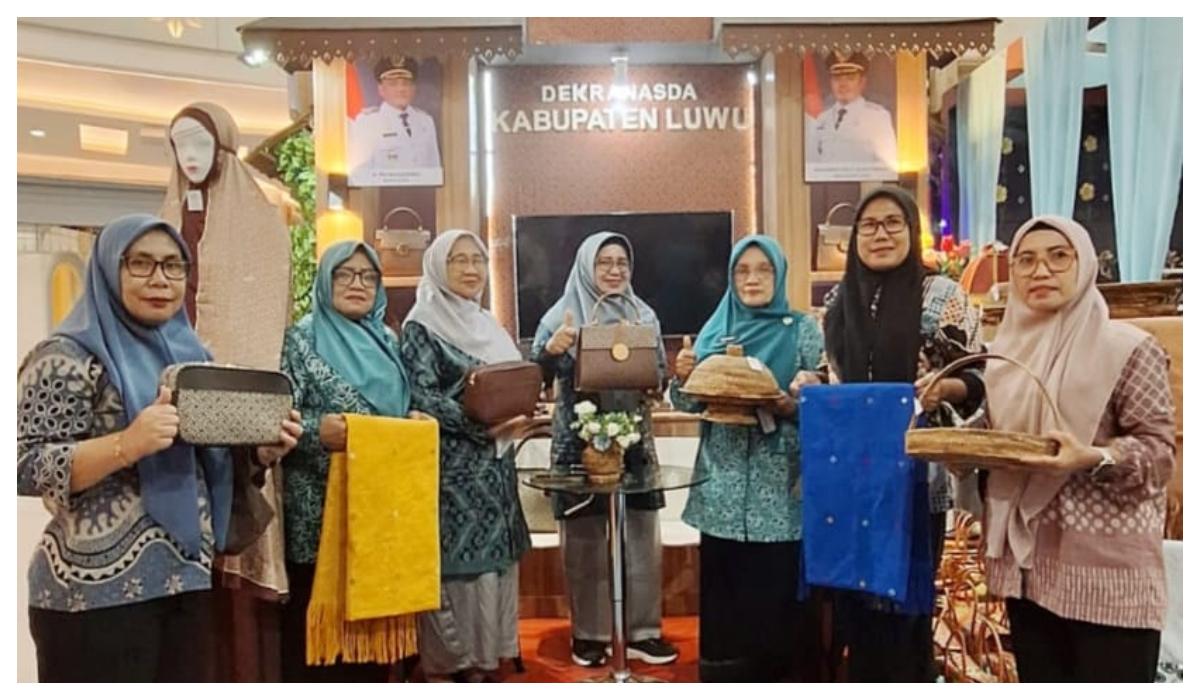 Lito Bonelemo dan Tenun Ilan Batu Uru Tampil di Pameran Nasional Dekranas, Wakili Luwu di Makassar - Tribun-timur.com