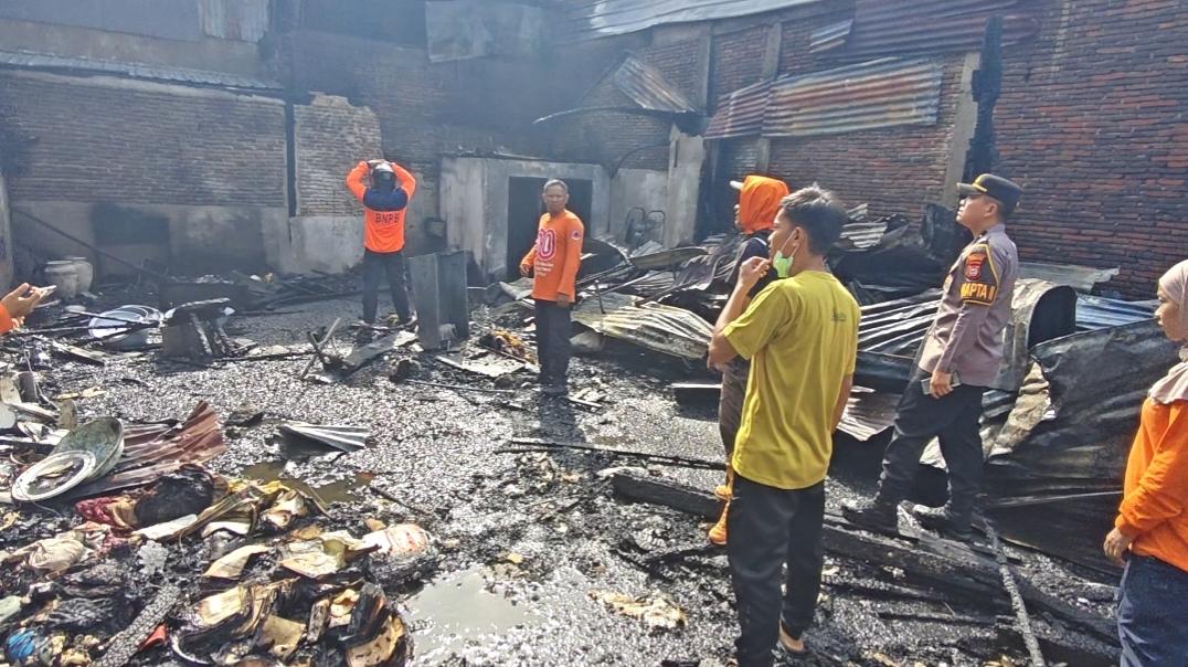 Rumah Kontrakan di Jalan Cumi-cumi Pinrang Ludes Terbakar Diduga Akibat Korsleting Listrik - Tribun-timur.com