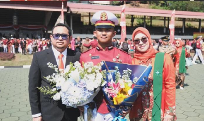 Duh! Kompaknya Husniah Talenrang dan Khaerul Aco saat Kelulusan Azfar Afriansyah di Akpol - Tribun-timur.com