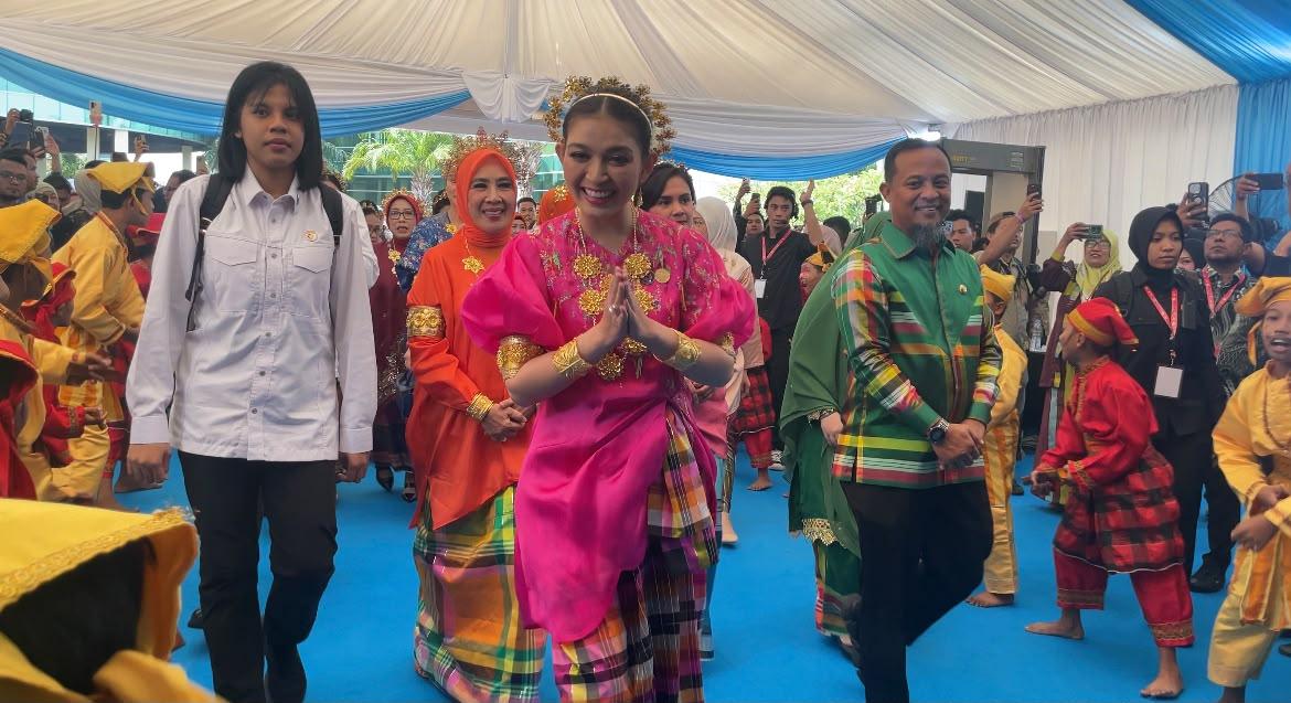 Selvi Gibran Tampil Anggun dengan Baju Bodo Pink di HUT Dekranas - Tribun-timur.com