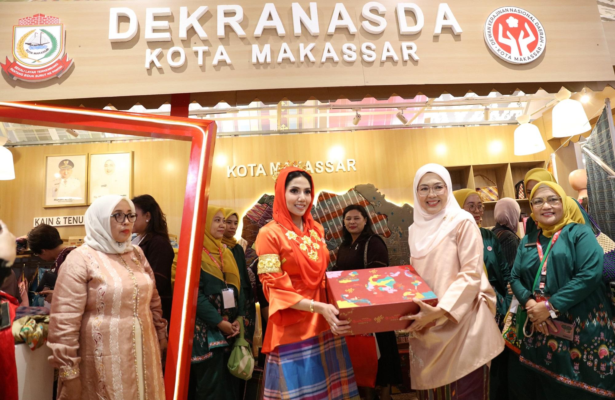 Istri Menteri Kepincut Kain Lagosi, Booth Dekranasda Makassar Diserbu Pengunjung di HUT Dekranas - Tribun-timur.com