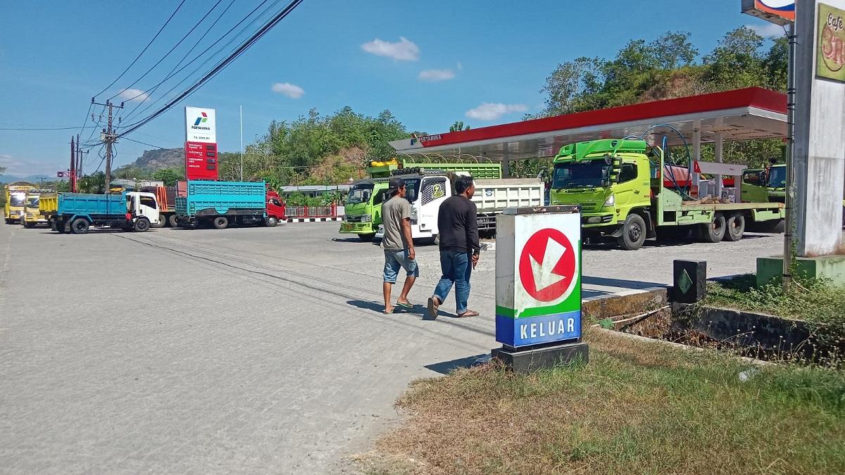 Solar Langka, Truk Antre hingga 19 Jam di SPBU Kajuara Barru Sulsel - Tribun-timur.com