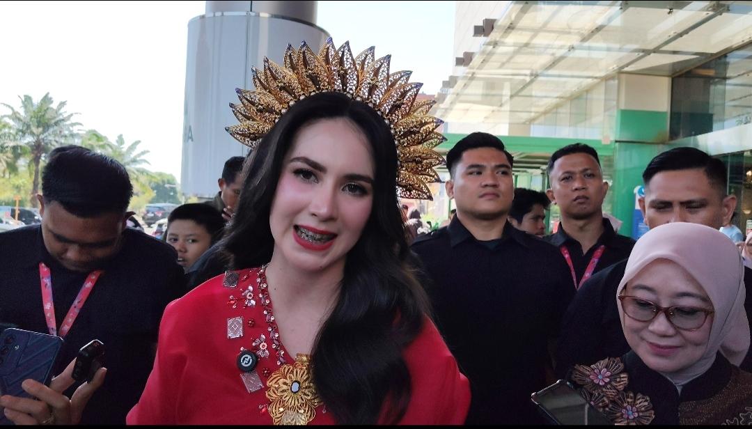 Arumi Bachsin Tampil Memesona Berbaju Bodo Merah Menyala di Makassar - Tribun-timur.com