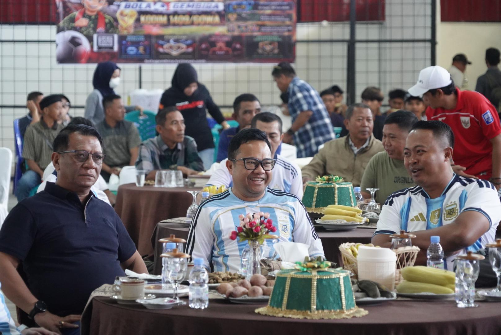 Darmawangsyah dan Dandim Gowa Rayakan Kemenangan Argentina Bareng Warga di Pattallassang - Tribun-timur.com