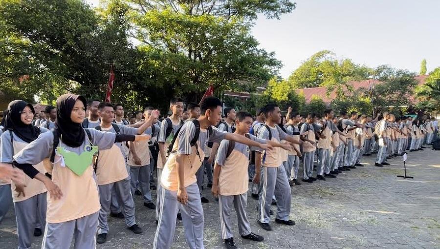 Siswa dari 6 Sekolah Ikuti Pembukaan MPLS di Lapangan SMKN 5 Makassar, Dimulai Senam Bersama Guru - Tribun-timur.com