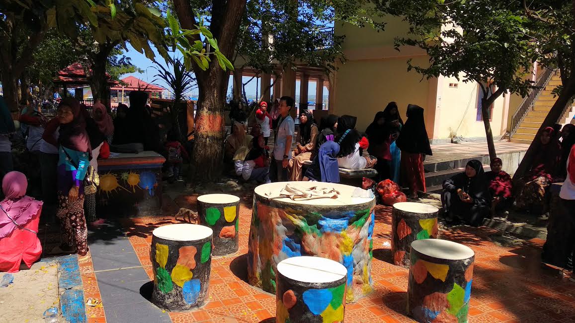 278 Warga Miskin Uluere Terima Bantuan PKH di Pantai Seruni Bantaeng