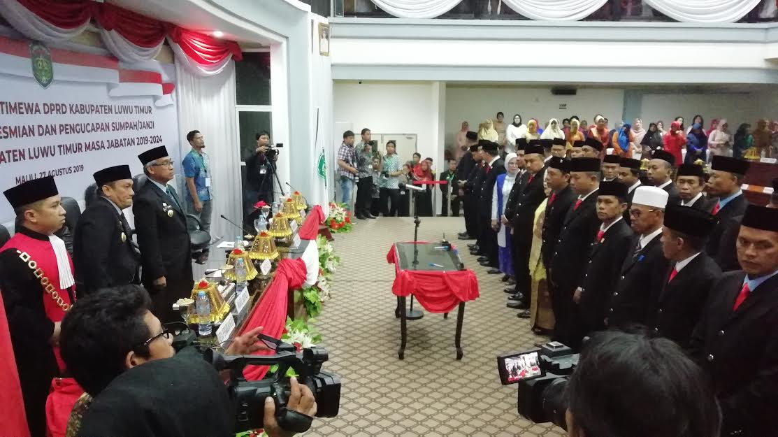 30-calon-terpilih-pemilu-resmi-dilantik-di-lutim.jpg