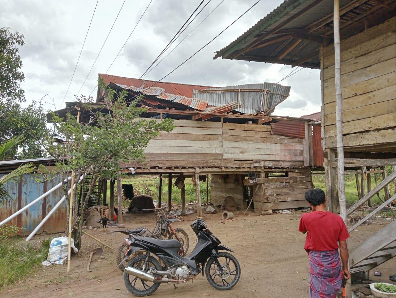 39-rumah-warga-di-Kabupaten-Sidrap-diterjang-angin-kencang.jpg
