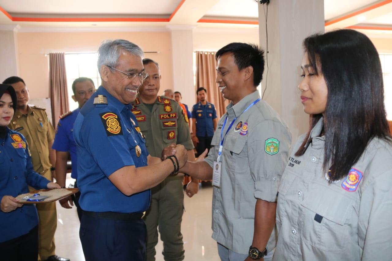 48-orang-dilatih-menjadi-anggota-satuan-relawan-pemadam-kebakaran-satlakar-di-aula-hotel-sikumbang.jpg