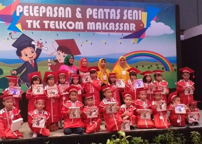 72-murid-taman-kanak-kanak-tk-telkom-makassar-resmi-diwisuda.jpg