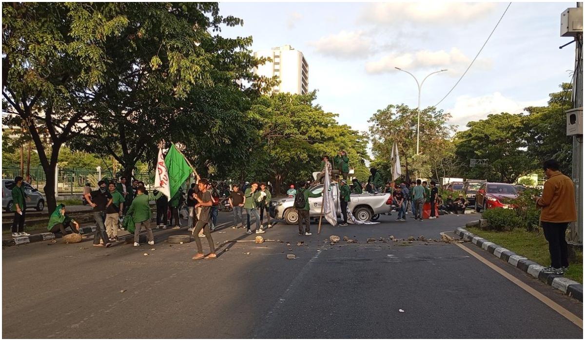 AMARAH-UMI-Unjuk-rasa-puluhan-mahasiswa-UMI-Makassar.jpg