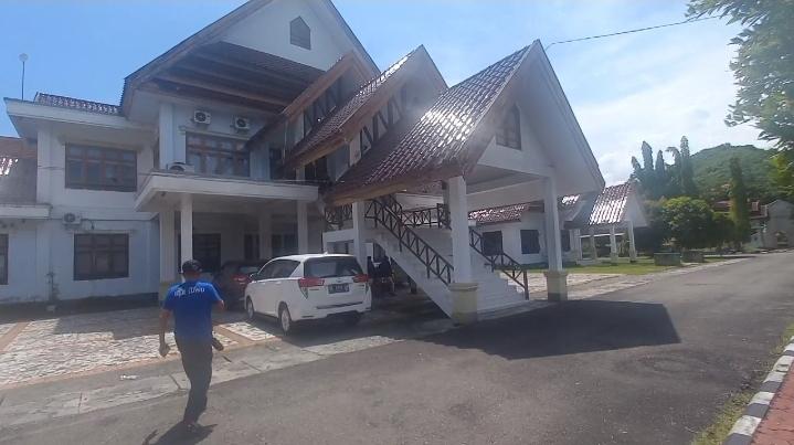ANGGARAN-RESES-Potret-Kantor-DPRD-Kabupaten-LuwuI.jpg