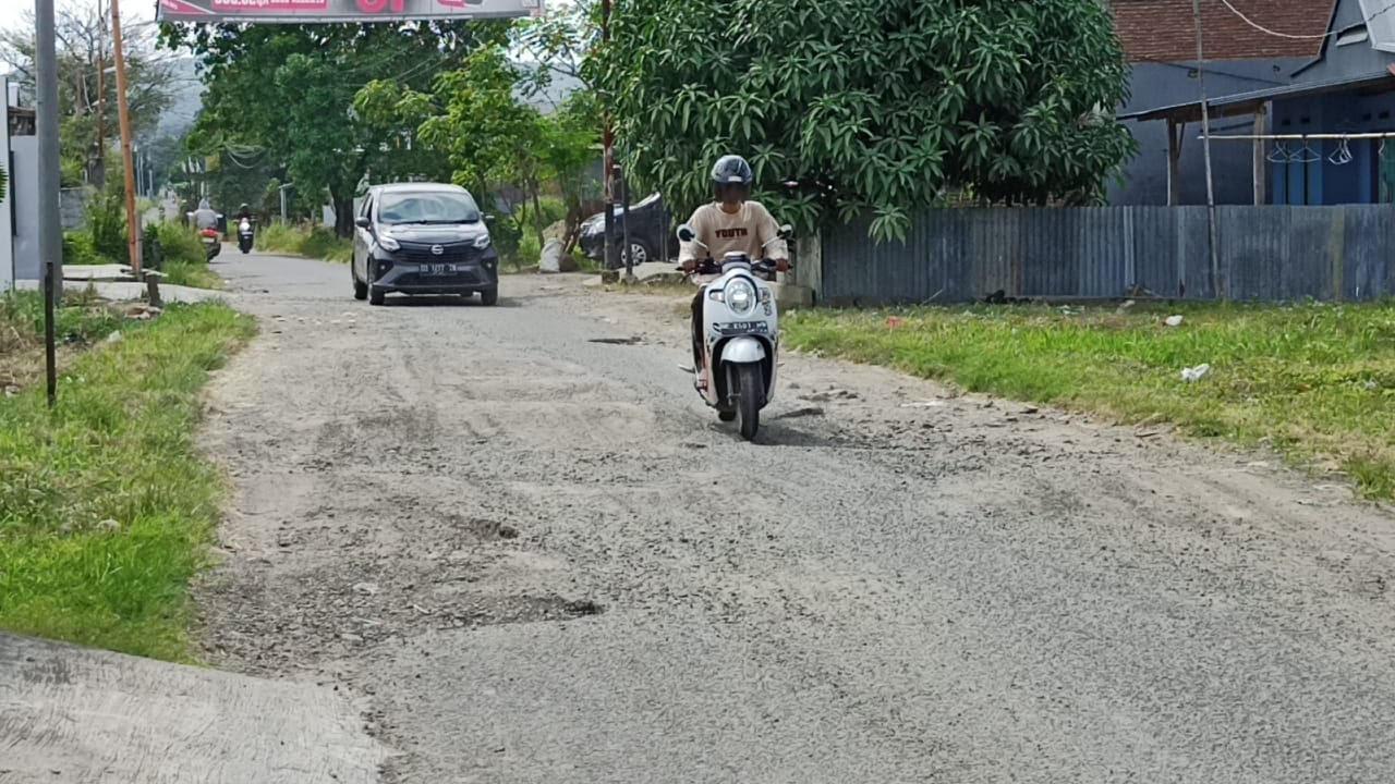 ASPAL-MAHAL-Suasana-petugas-PUPR-Parepare-saat.jpg