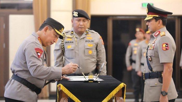 Qizlar onanizm va mushuklarini korsatishadi