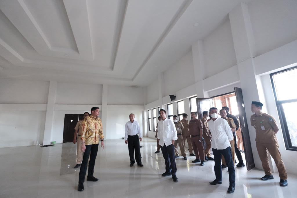 Adnan-Purichta-Ichsan-ajak-Prof-Hamdan-Juhannis-meninjau-rumah-tahfidz-di-Bajeng.jpg