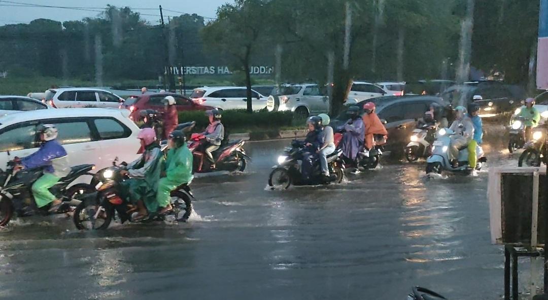 VIDEO: Jalan Perintis Kemerdekaan Makassar Depan Unhas Tergenang Air