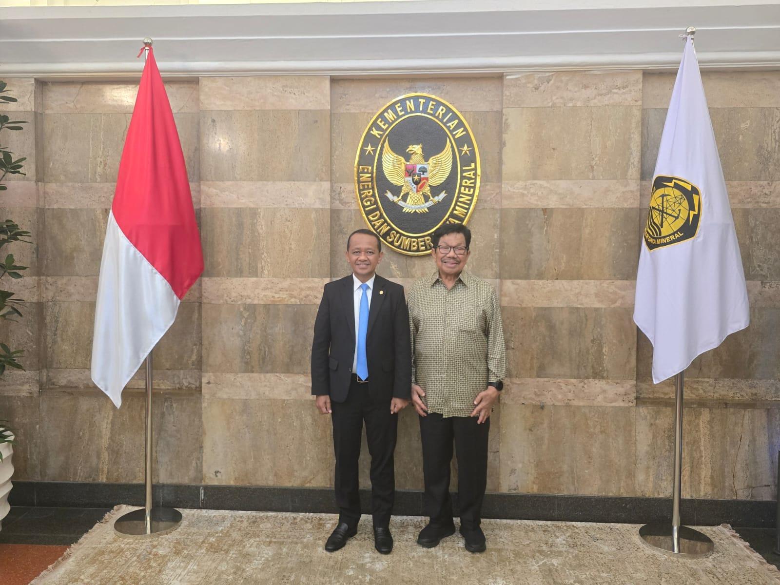 Bir erkak va uning dostlari bir ayolni aylana boylab otishdi.