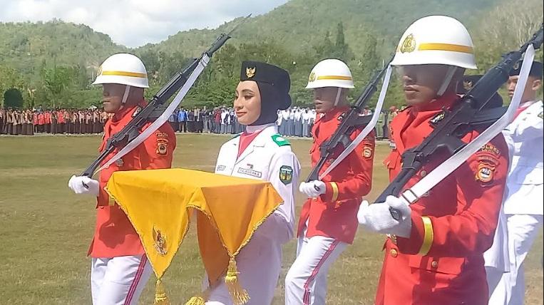Aksi-Paskibraka-Kabupaten-Luwu-saat-mengibarkan-bendera-merah-putih.jpg