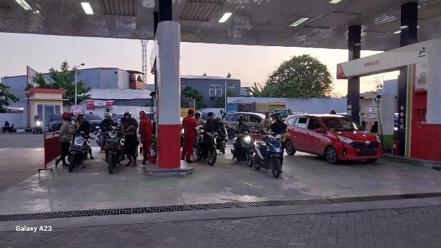 Aktifitas-SPBU-Ratulangi-Kabupaten-Bulukumba-Saat-ini-Pertamina-menurunkan-harga.jpg