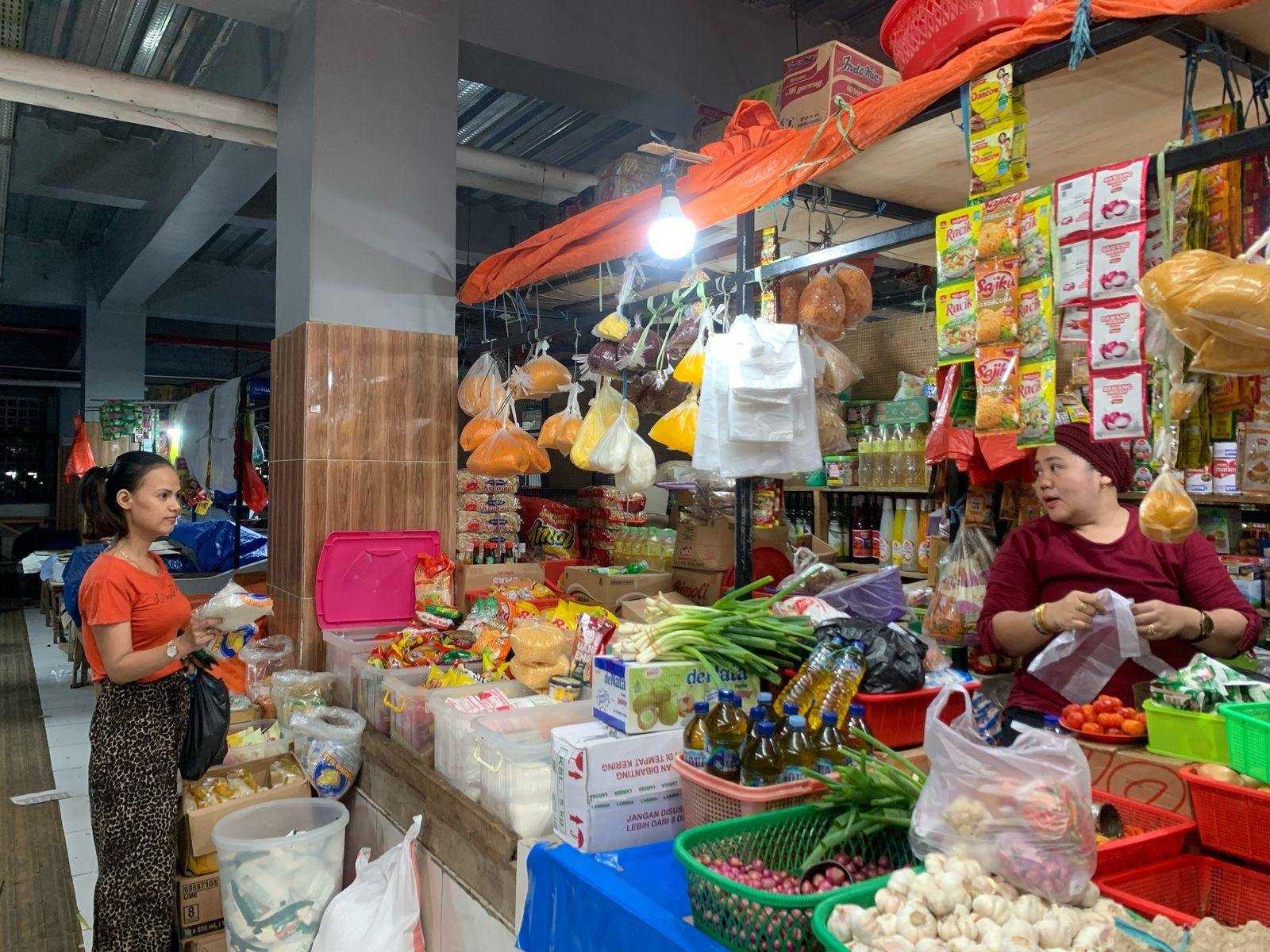 Aktivitas-jual-beli-di-kios-milik-Haji-Irma-salah-satu-pedagang-di-Pasar.jpg