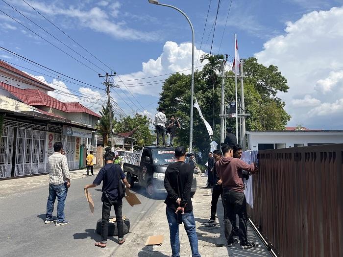Aliansi-Rampas-unjuk-rasa-di-Kantor-PNM-Palopo-Kelurahan-Salekoe-Kecamatan-Wara-Timur.jpg