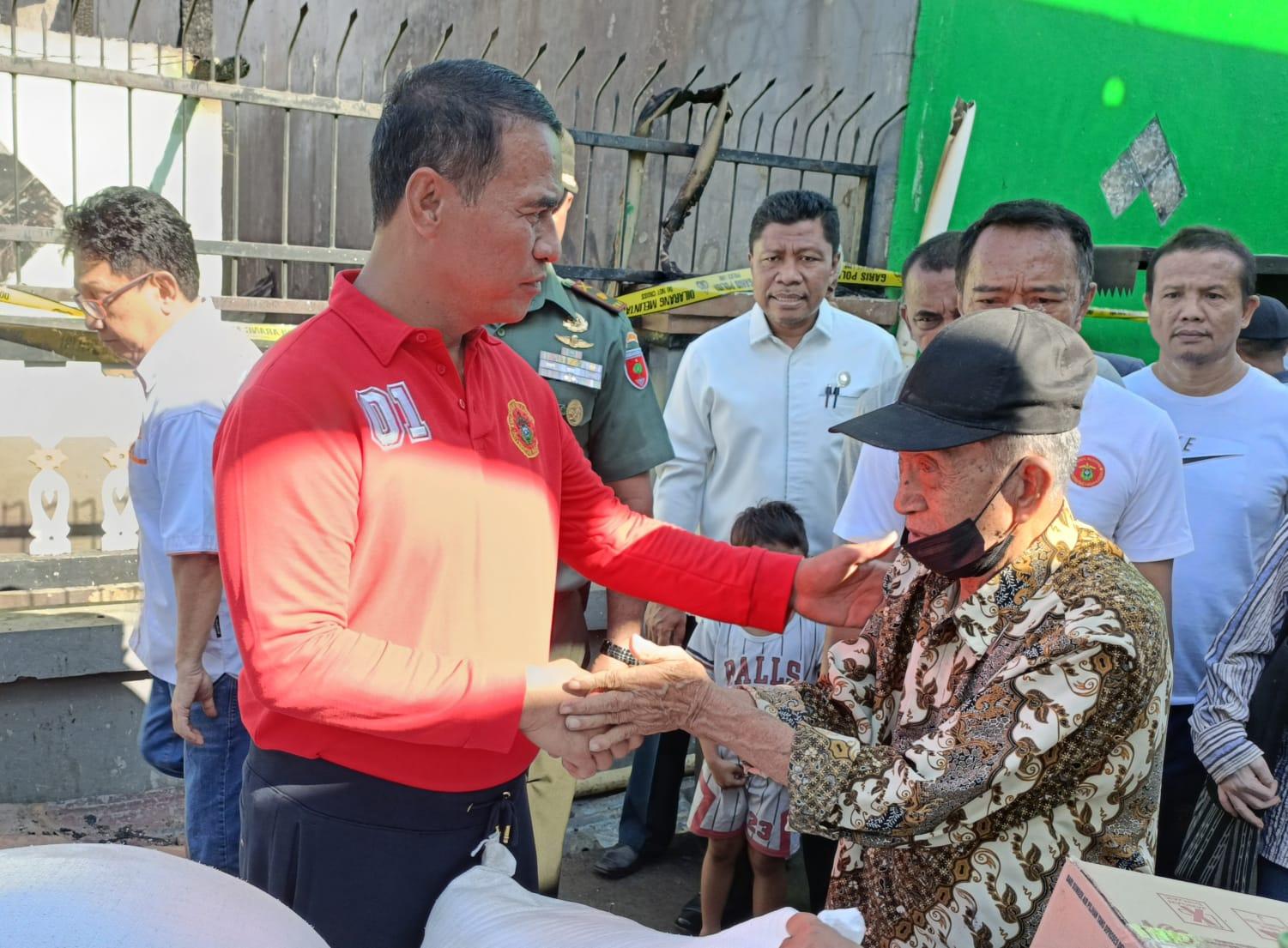 Korban Kebakaran di Makassar Dapat Bantuan 20 Karung Beras dan Gula dari Amran Sulaiman