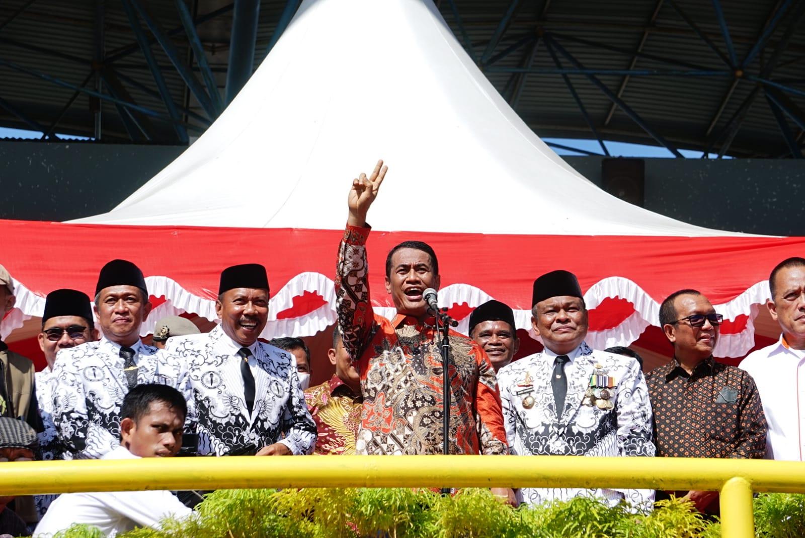 Andi-Amran-Sulaiman-tengah-saat-hadiri-perayaan-HUT-PGRI-Bone.jpg