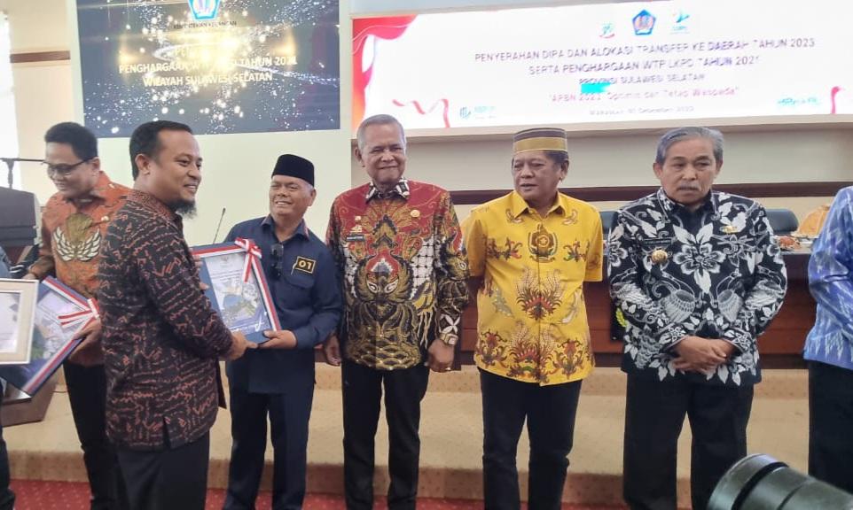 Andi-Sudirman-Sulaiman-menyerahkan-penghargaan-Opini-WTP-ke-Bupati-Enrekang.jpg