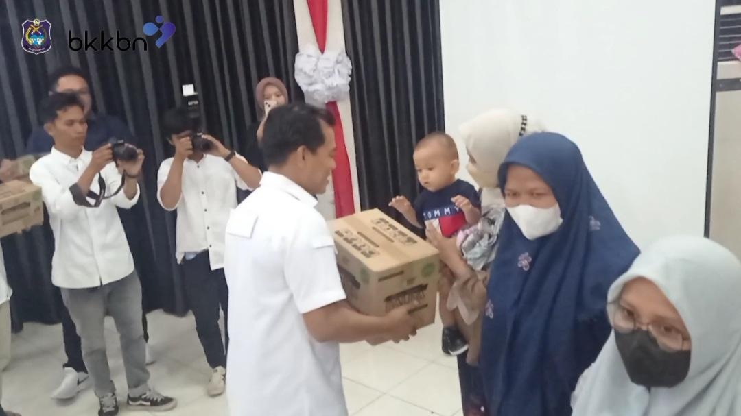 Anggota-DPR-RI-Komisi-X-Mitra-Fakhruddin-saat-menyerahkan-bantuan-BKKBN-SULSEL.jpg
