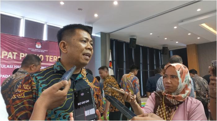 Anggota-KPU-Bone-Zainal-1-3122024.jpg