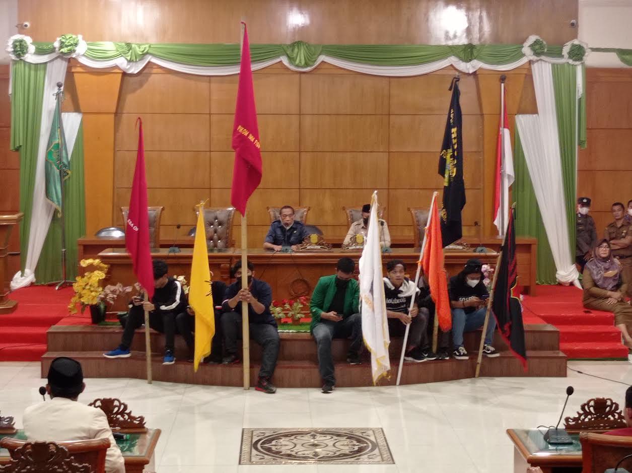 Demo Tolak Penundaan Pemilu di DPRD Sidrap, Mahasiswa Heran Hanya Sedikit Legislator Masuk Kantor